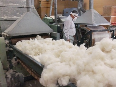 ①　製綿する綿を並べます
