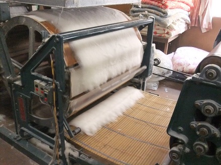 ④　何層も重なった綿のシートはある一定の重量になったら自然に切れます。